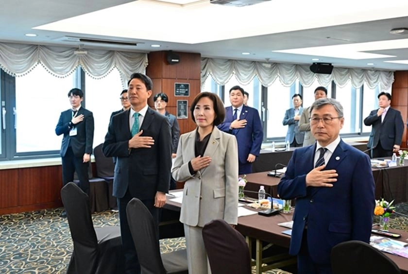 지난 26일 열린 대한민국시도의회운영위원장협의회 제11대 후반기 제1차 정기회에서 앞줄 왼쪽부터 오세훈 시장, 이숙자 위원장, 정근식 교육감