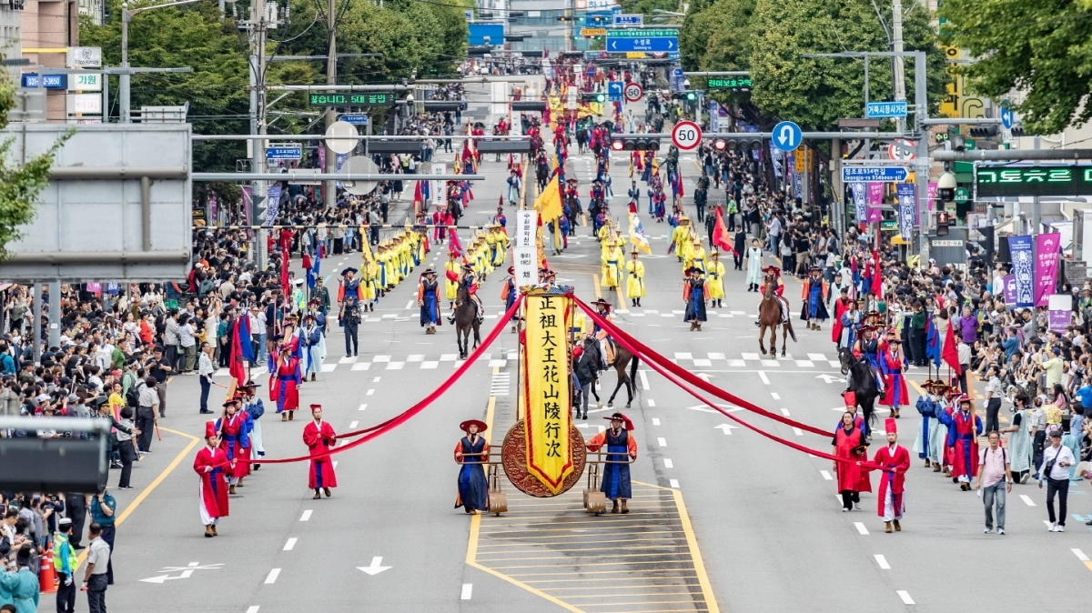 지난 28일 열린 ‘2025 정조대왕 능행차 공동 재현’(수원시 제공)