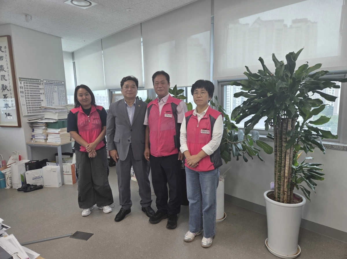 김호겸 의원이 9월 24일 의원실에서 간담회에 참석한 경기도교육청 관내 조리실무사 대표단과 기념촬영을 하고 있다. (사진=경기도의회)