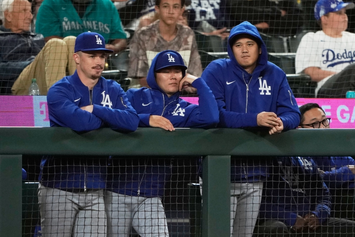 로스앤젤레스 다저스 오타니 쇼헤이가 28일(한국시간) 미국 워싱턴주 시애틀의 T모바일파크에서 열린 2025 미국 프로야구 메이저리그(MLB) 정규시즌 시애틀 매리너스와의 원정 경기에서 휴식하며 야마모토 요시노부와 대화하고 있다. AP 연합뉴스