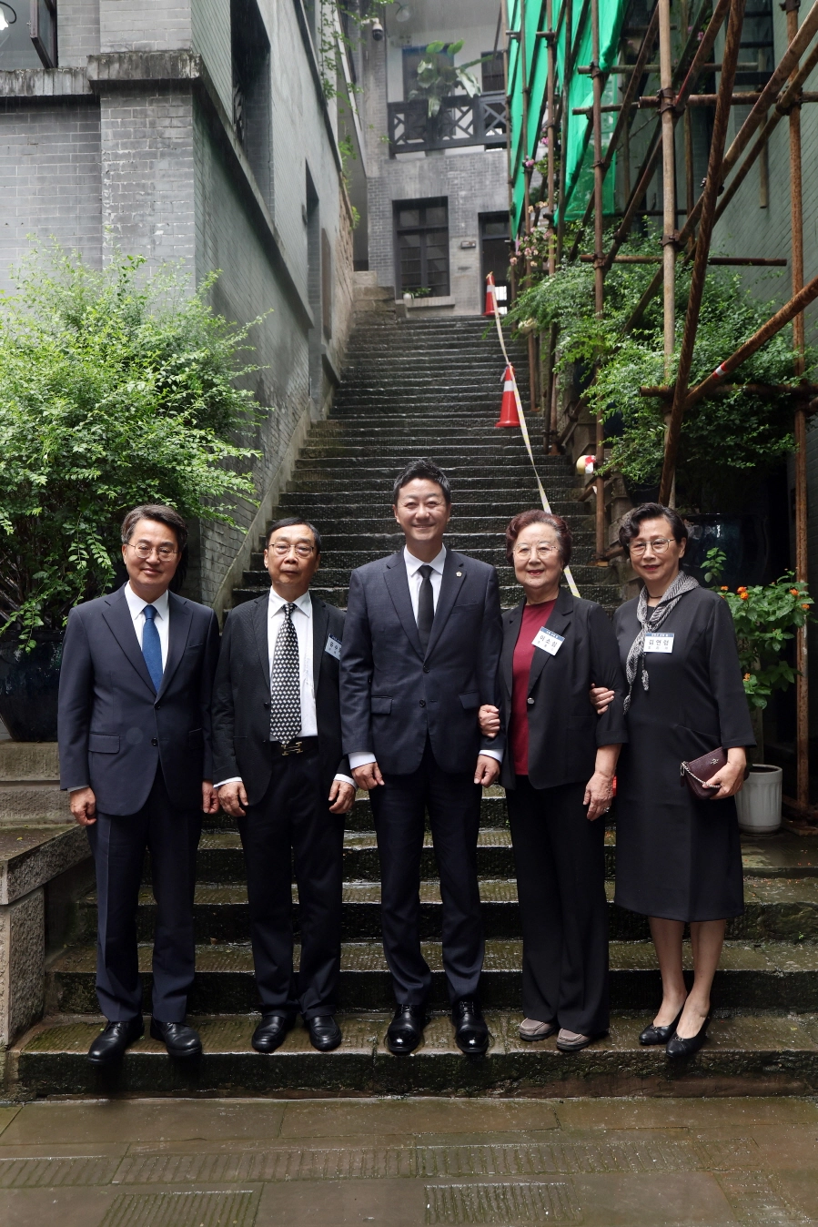 중국 충칭 임시정부 청사를 찾은 김진경 의장(가운데)이 김동연 지사, 독립유공자 후손들과 함께 기념촬영을 하고 있다. (사진=경기도의회)