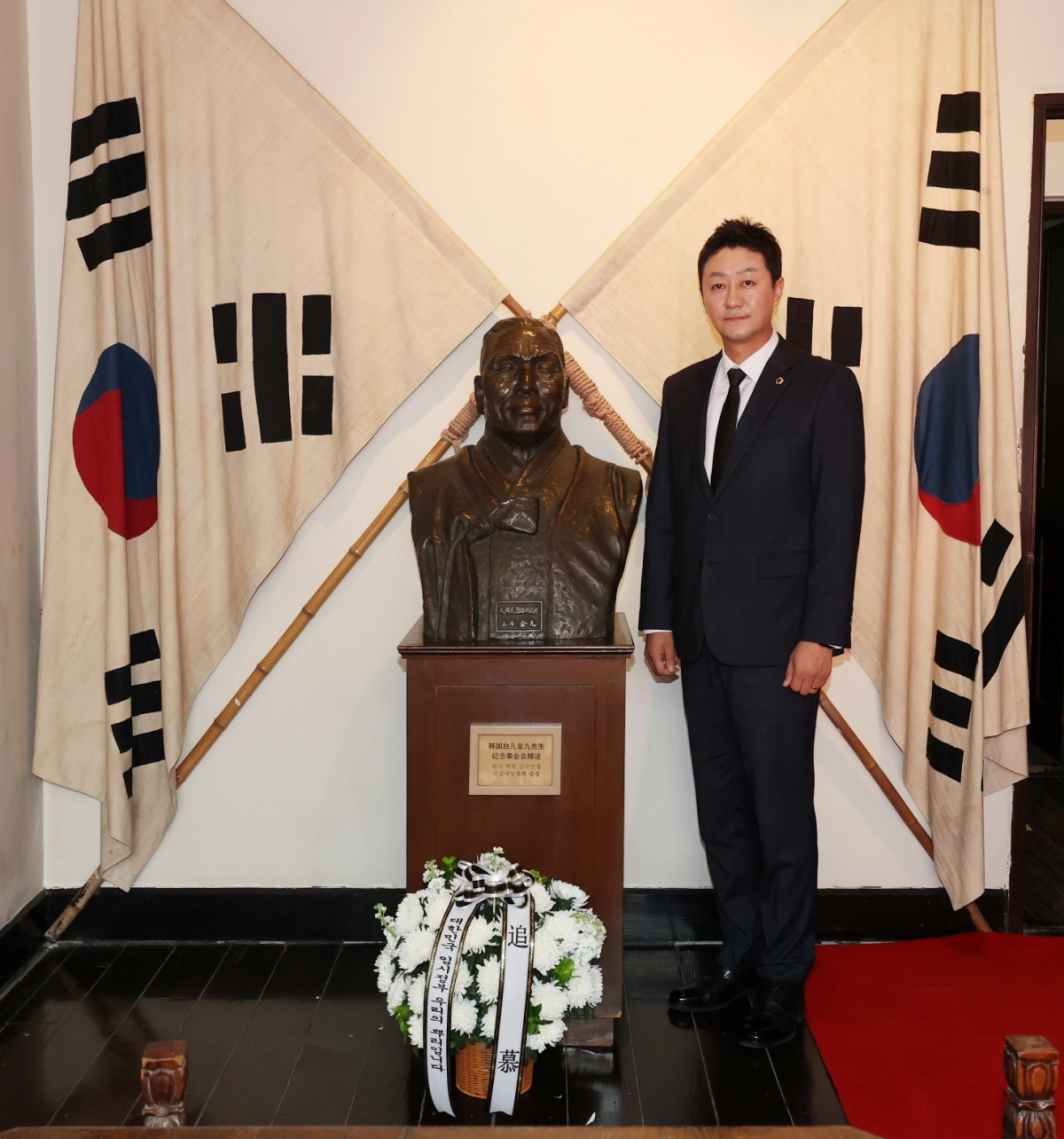 김진경 의장이 상하이 임시정부 청사 내 김구 선생 흉상에 헌화하고 묵념한 뒤 독립정신 계승을 다짐하고 있다. (사진=경기도의회)