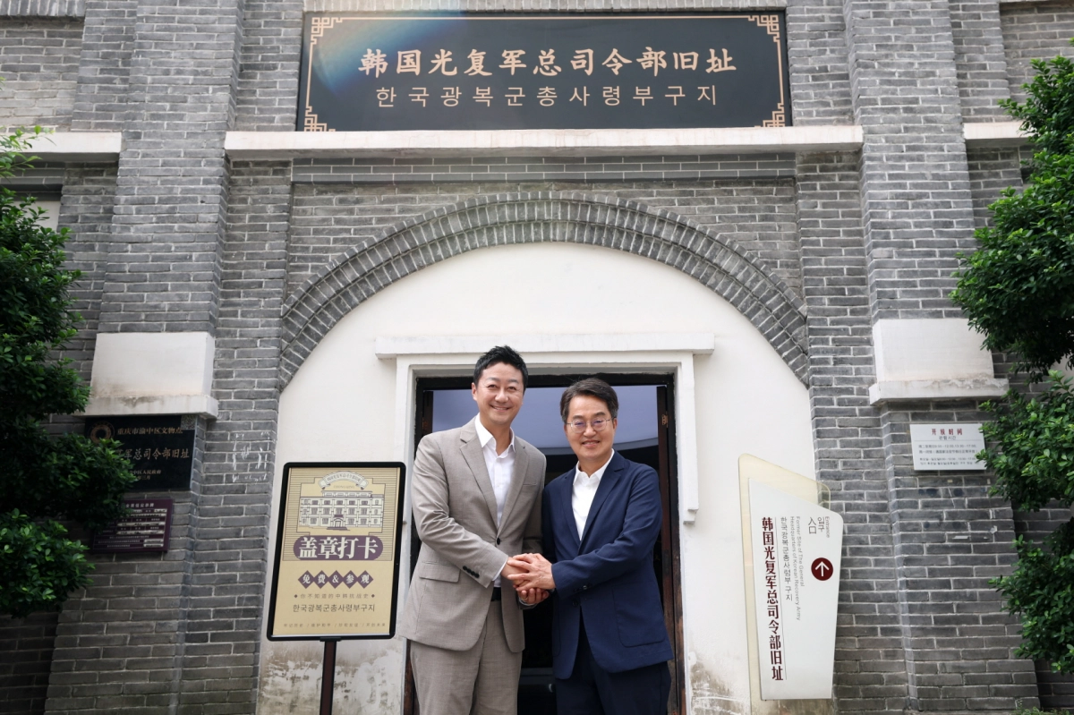 중국 충칭 한국광복군 총사령부 구지 앞에서 김진경 의장(왼쪽)과 김동연 경기도지사가 손을 맞잡고 기념촬영을 하고 있다. (사진=경기도의회)