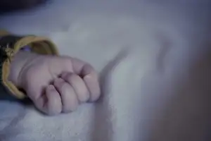 2살 딸은 때리고, 굶기고…아들만 데리고 외출한 20대 부모 최후