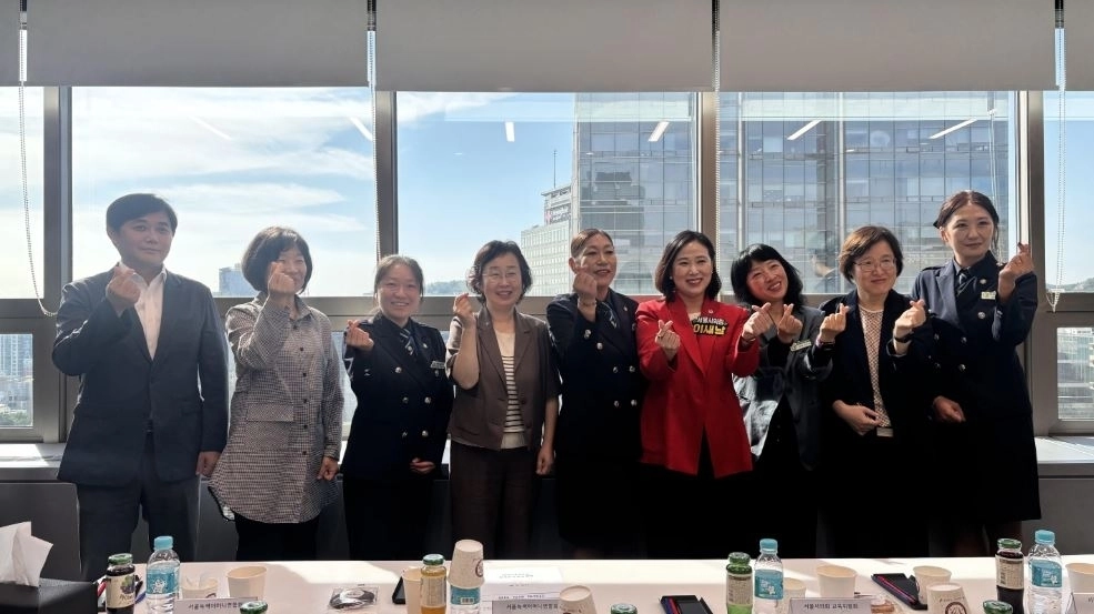 지난 25일 광화문 HJ비즈니스센터 컨퍼런스룸에서 열린 학교 통학로 교통안전 강화 간담회에 참석한 이새날 의원(오른쪽에서 네 번째)