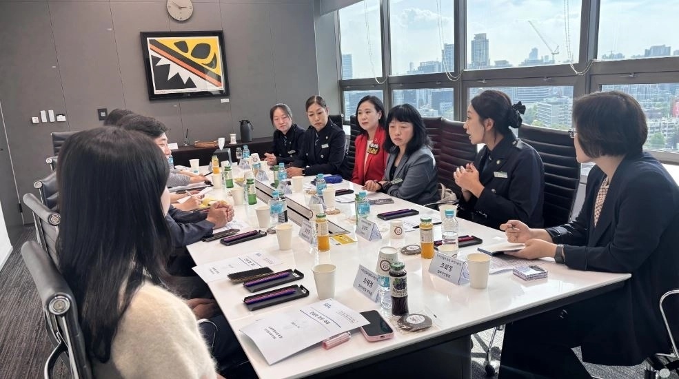 간담회중인 이새날 의원(오른쪽 위에서부터 세 번째)