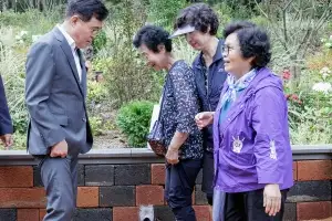 강서구 봉제산 황톳길에서 ‘맨발 걷기’…“힐링 황톳길 12곳으로”