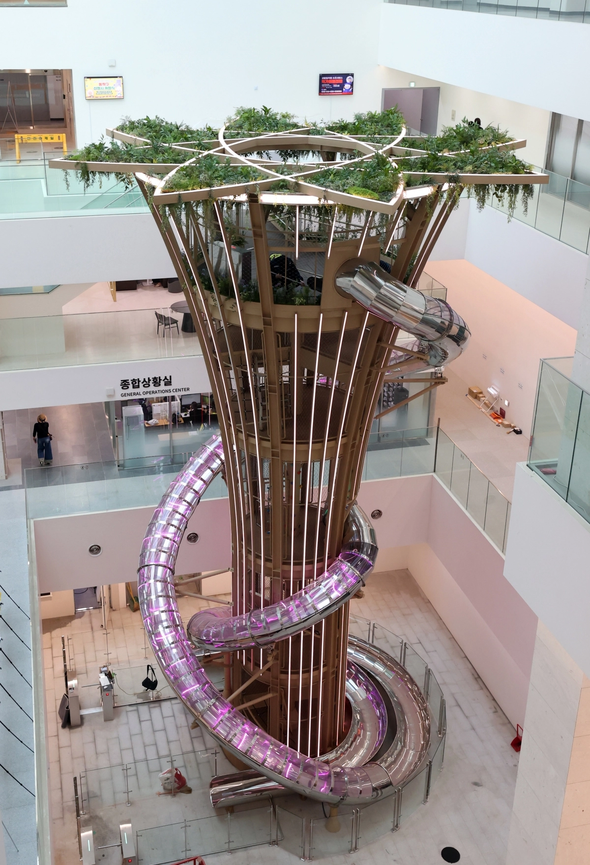 서울 동작구 신청사에 설치된 15m 높이의 초대형 미끄럼틀. 동작구 제공