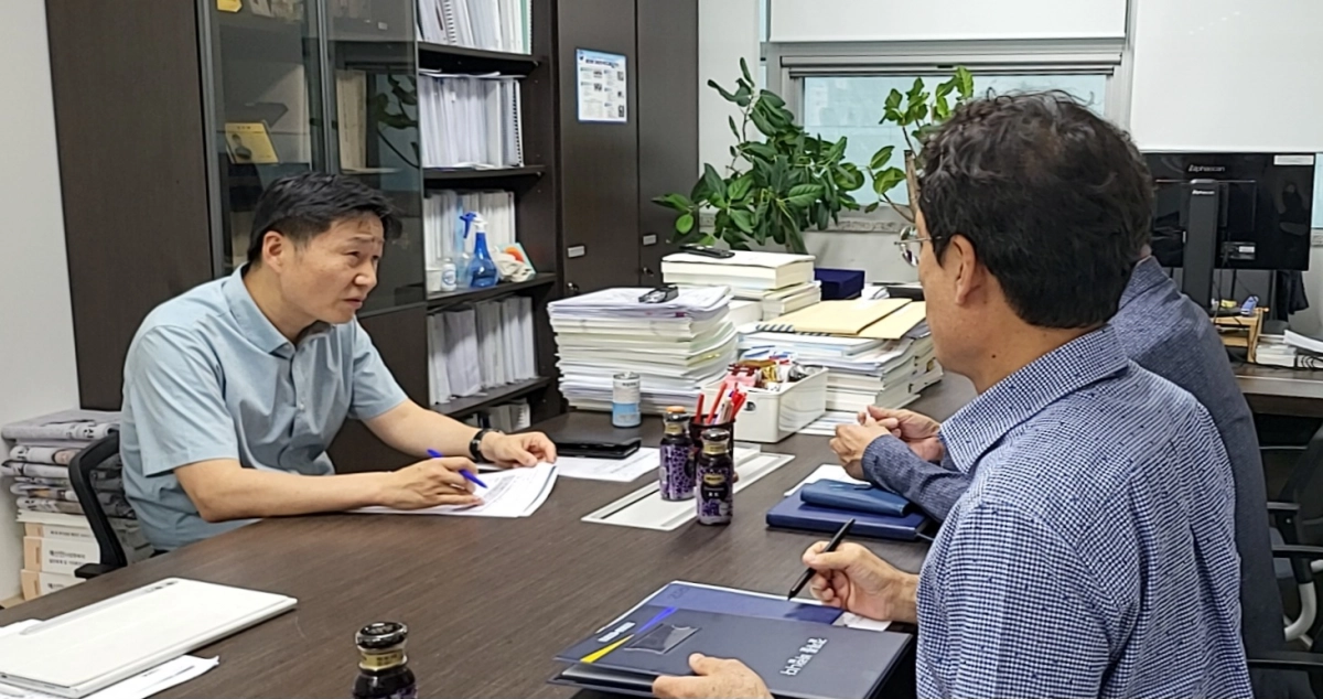 김태희 의원(도시환경위원회)이 24일 경기도의회에서 정담회를 열고 도민 안전관리 강화와 건강 보호를 위한 실효성 있는 정책방안을 논의하고 있다. (사진=경기도의회)