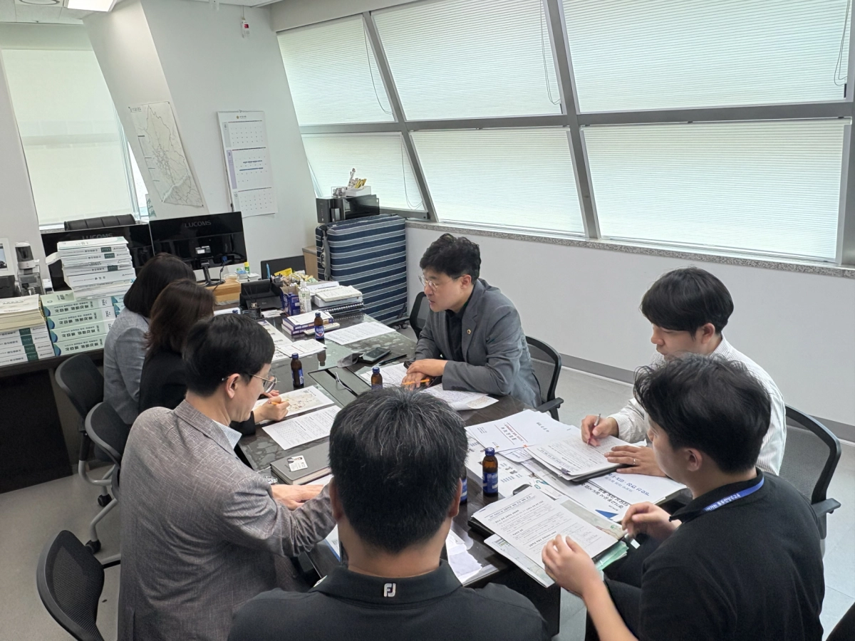 이영주 의원(건설교통위원회)이 9월 26일 경기도의회 의원실에서 간담회를 열고 경기도교육청 관계자와 함께 양주시 관내 고등학교 설립과 학급 정원 조정 문제를 논의하고 있다. (사진=경기도의회)