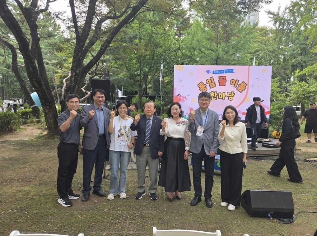 지난 27일 서울도산공원에서 열린 ‘2025 서울학생 통일 꿈이룸 한마당’에 참석한 이새날 의원(오른쪽에서 세 번째)