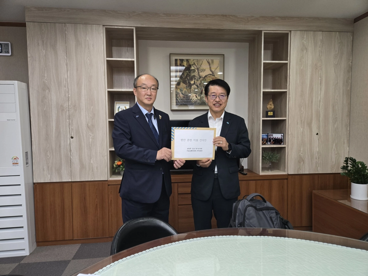 건설교통위원회 김동영 부위원장이 26일 경기도청 북부청사에서 김대순 경기도 행정2부지사를 만나 오남 및 경기도 건설·교통 분야 8대 현안을 담은 건의안을 건네고 있다. (사진=경기도의회)