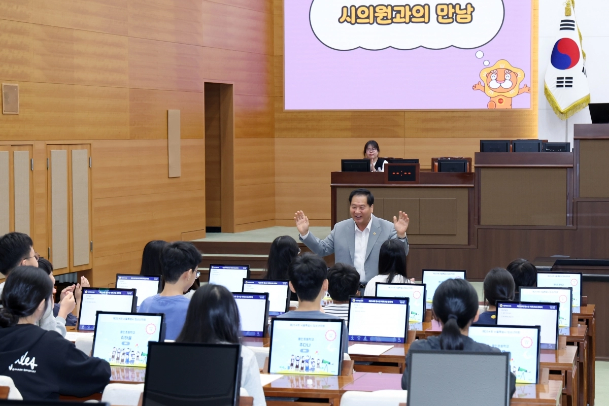 29일 박영한 의원이 ‘찾아오는 청소년 의회아카데미’에 참석해 학생들과 대화하고 있다.