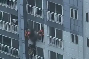 수원 아파트 23층 난간에 거꾸로 매달린 女…“다리 걸려”