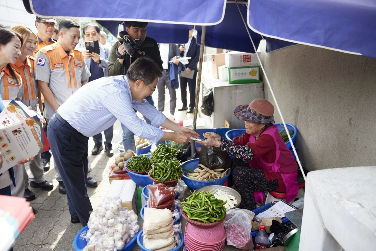 29일 시흥 정왕시장을 찾은 김동연 경기지사가 채소를 사고 있다.(경기도 제공)