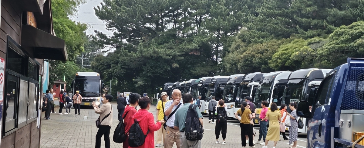 제주한라수목원 주차장엔 중국인 단체관광객들을 태운 전세버스가 빼곡히 주차돼 있다.