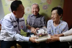 김철수 한적 회장, 103세 이산가족에 추석 선물
