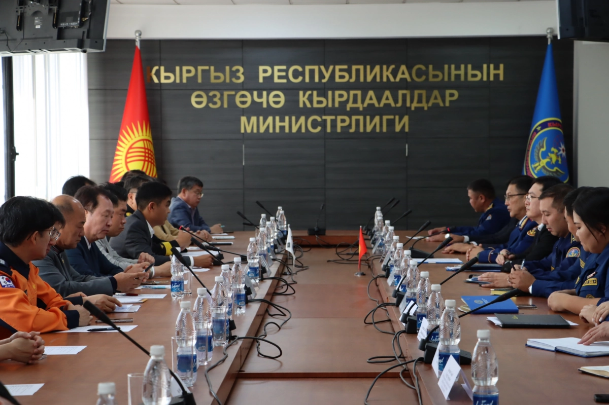 키르기즈공화국 비상사태부 회의실에서 안전행정위원회(위원장 임상오)가 비상사태부와 협력회의를 진행하며 현지 재난 대응 체계와 소방·구조 활동 현황을 청취하고 있다. (사진=경기도의회)