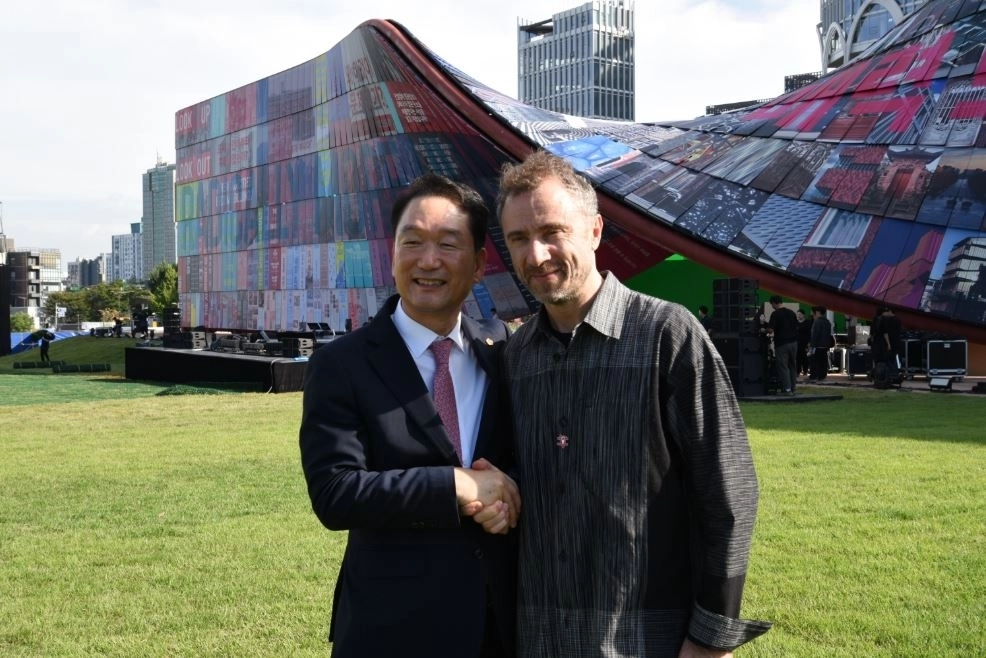 토마스 헤더윅 총감독과 김태수 위원장