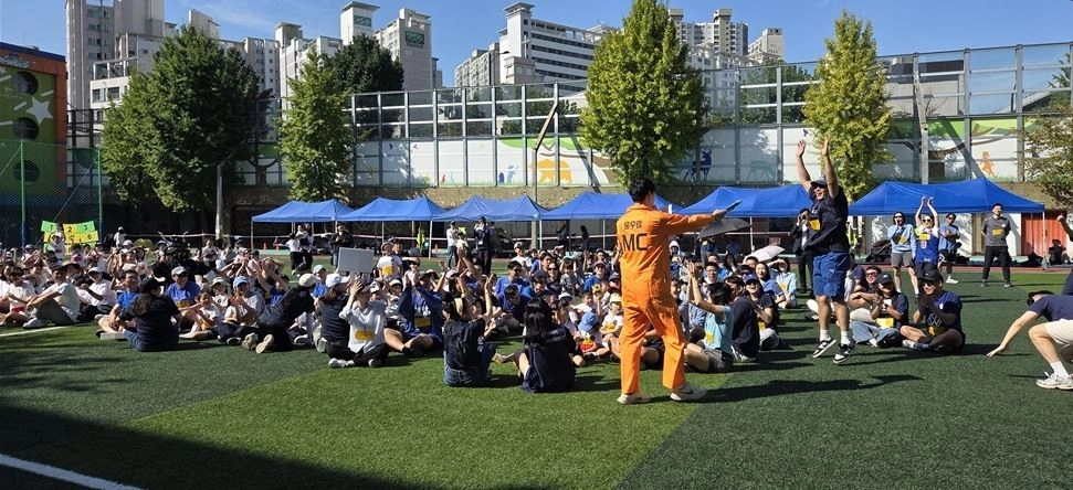 가족운동회 참가자들이 행사에 참여하고 있다.