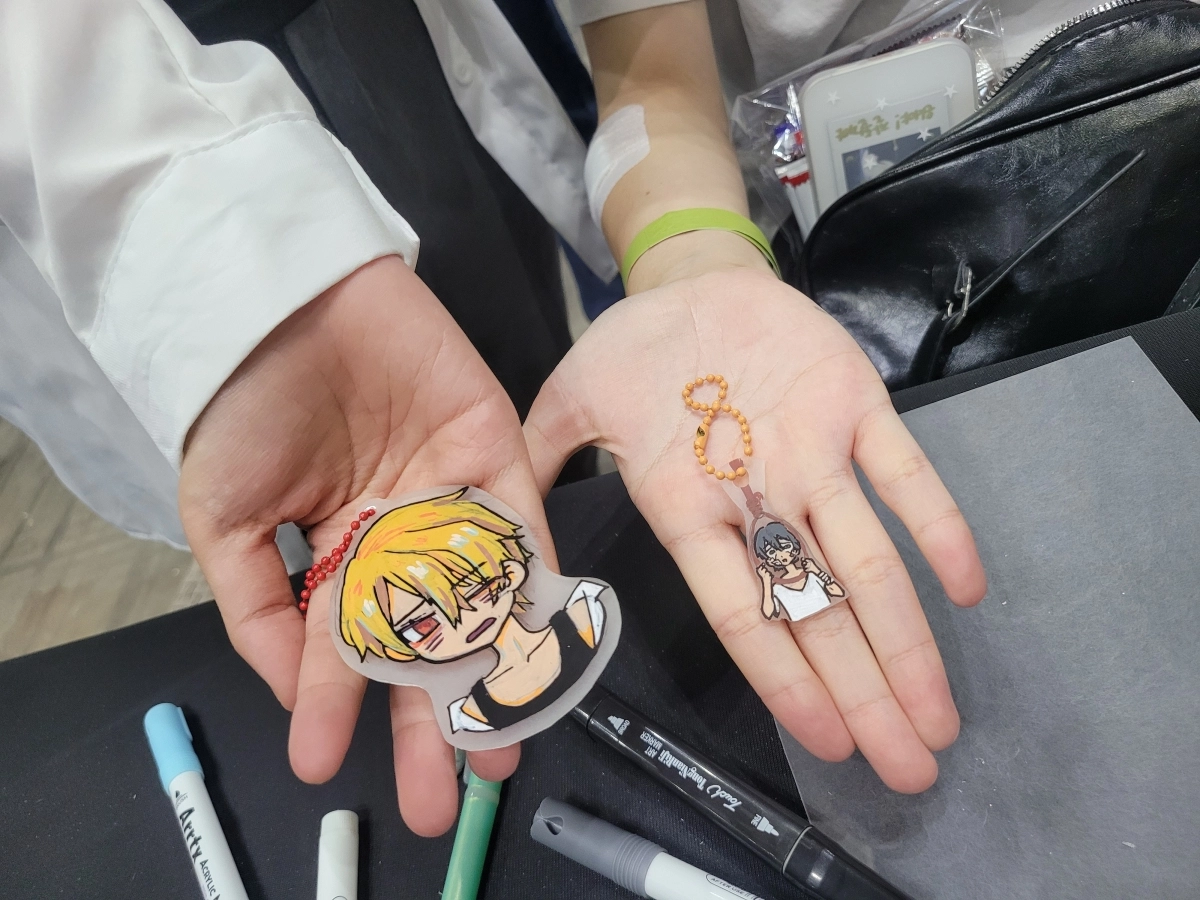 영상학부 인스타그램 팔로우 이벤트를 통해 ‘슈링클스 키링 만들기’ 체험 이벤트에서 관람객이 키링을 보여주고 있다. 백석예대 제공