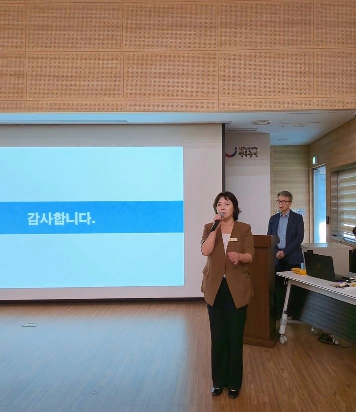 박성연 의원이 지난 26일 구의2동 주민센터 강당에서 열린 ‘구의2동 모아타운 주민설명회’에서 인사말을 하고 있다.