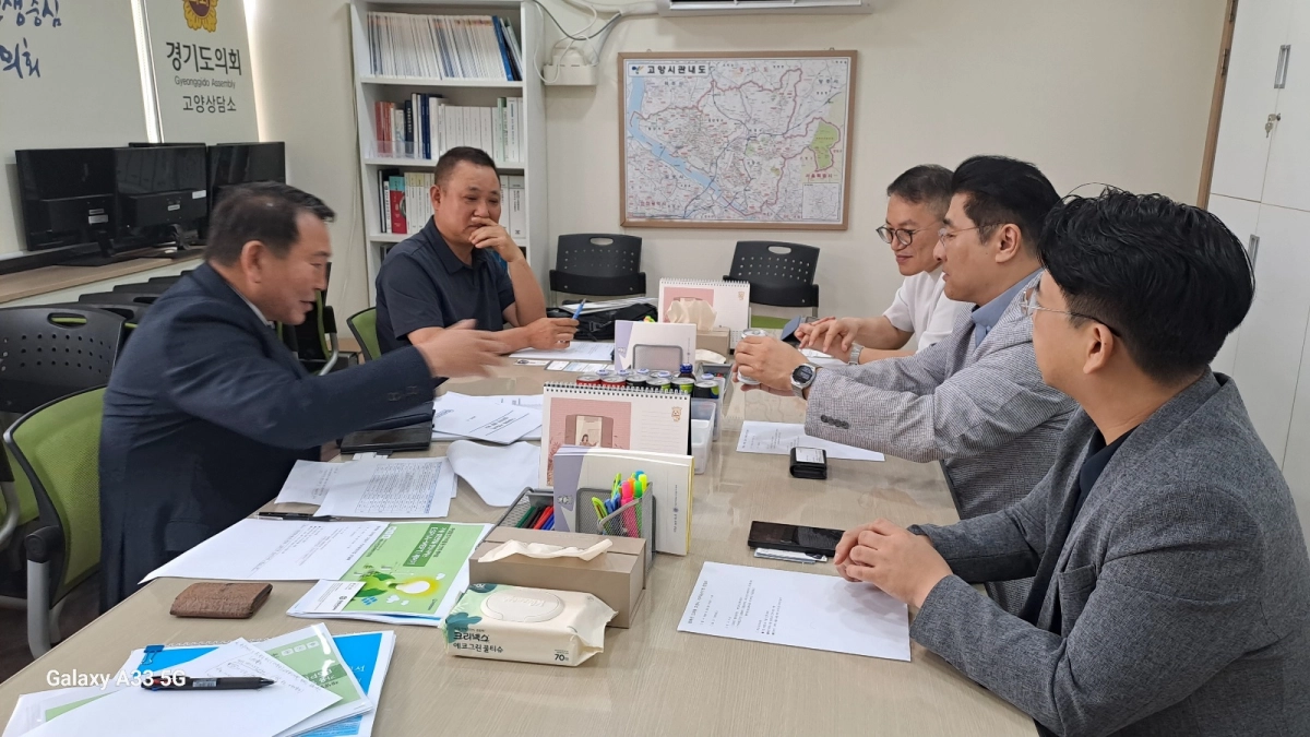 명재성 의원(도시환경위원회)이 9월 29일 경기도의회 고양상담소에서 고양시 소재 기후테크 기업 대표들과 정담회를 진행하고 있다. (사진=경기도의회)