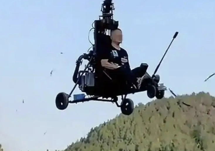 ‘초경량 비행기’로 하늘을 나는 콘텐츠로 틱톡에서 활동하던 중국 인플루언서 탕모 씨. 자료 : 중국 레드넷