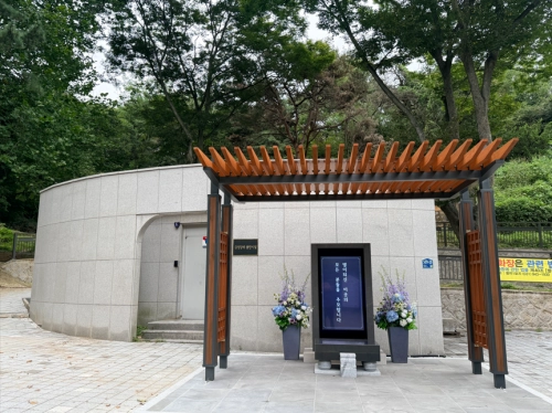 서울 시립 승화원 내 무연고 ‘추모의 집’ 앞에 설치된 디지털 추모비 ‘기억의 별빛’.   서울시 제공