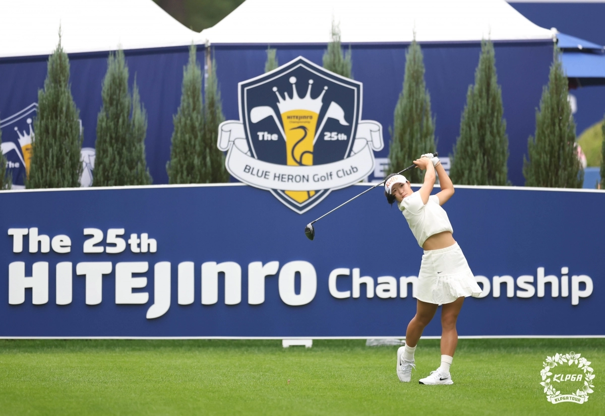 티샷 날리는 김민별