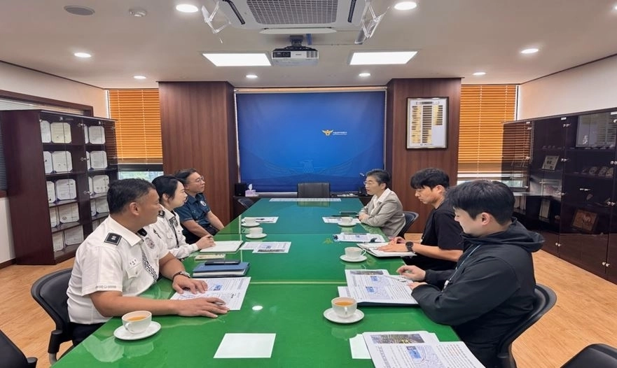 26일, 미림여고 교차로 인근 교통 개선을 위한 관악경찰서 간담회를 진행한 유정희 의원(오른쪽 위에서부터 첫 번째)