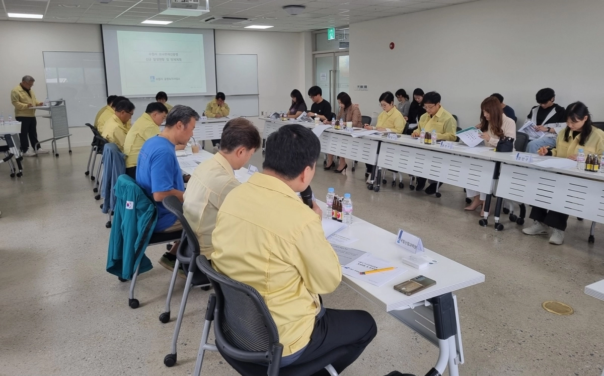 수원시에서 소나무재선충병이 처음 발생한 뒤 경기도는 30일 수원 영흥수목원에서 산림청, 국립산림과학원, 한국임업진흥원, 수원시와 인접 시군인 용인·화성시 등 관계기관이 참여한 긴급 중앙방제대책회의를 열었다. (경기도 제공)