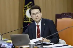 술집 딸 특정 신체부위 만진 군의원… “종업원인 줄” 해명하더니 결국 사퇴