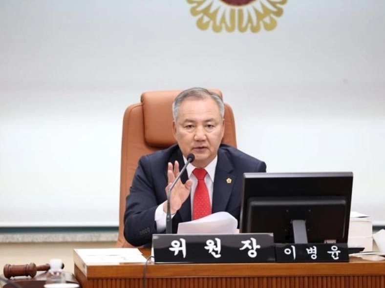 질의하는 이병윤 위원장