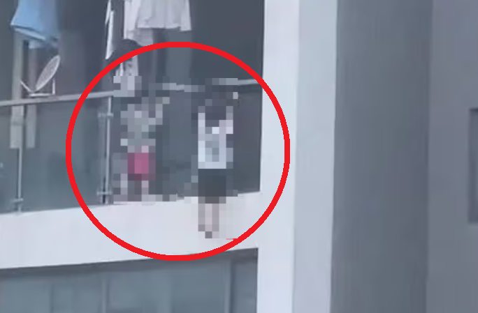 중국에서 어린아이들이 보호자가 자리를 비운 사이 아파트 베란다 난간에 매달려 노는 아찔한 상황이 벌어졌다. 엑스(X·옛 트위터) 캡처