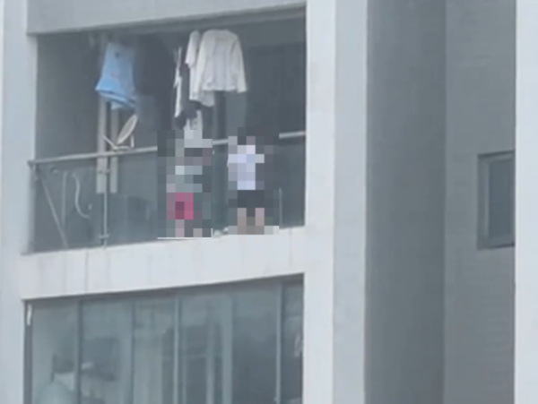 중국에서 어린아이들이 보호자가 자리를 비운 사이 아파트 베란다 난간에 매달려 노는 아찔한 상황이 벌어졌다. 엑스(X·옛 트위터) 캡처
