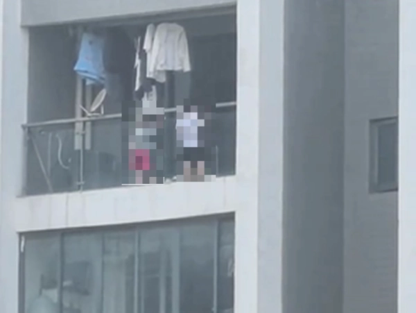 중국에서 어린아이들이 보호자가 자리를 비운 사이 아파트 베란다 난간에 매달려 노는 아찔한 상황이 벌어졌다. 엑스(X·옛 트위터) 캡처