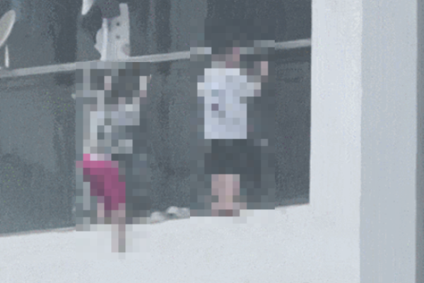 중국에서 어린아이들이 보호자가 자리를 비운 사이 아파트 베란다 난간에 매달려 노는 아찔한 상황이 벌어졌다. 엑스(X·옛 트위터) 캡처