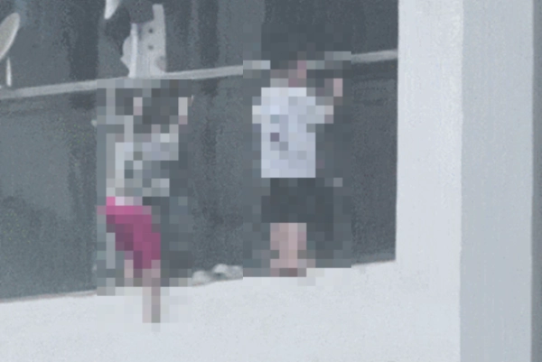 중국에서 어린아이들이 보호자가 자리를 비운 사이 아파트 베란다 난간에 매달려 노는 아찔한 상황이 벌어졌다. 엑스(X·옛 트위터) 캡처