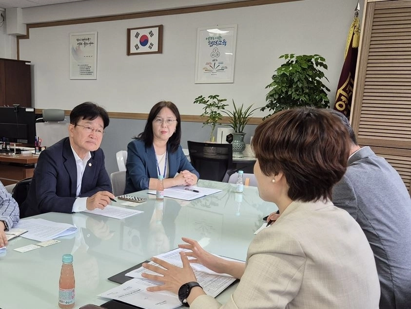 지난 29일 연희중학교에서 열린 연희중학교 특수학급 증설을 위한 관계자 간담회 및 현장점검에 참석한 김용일 의원