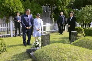 “최초 사례”…日 총리 부부, 한국인 이수현씨 묘 참배