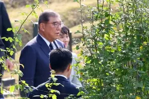 [포토] ‘의인 이수현씨 묘 참배’ 이시바 시게루 일본 총리