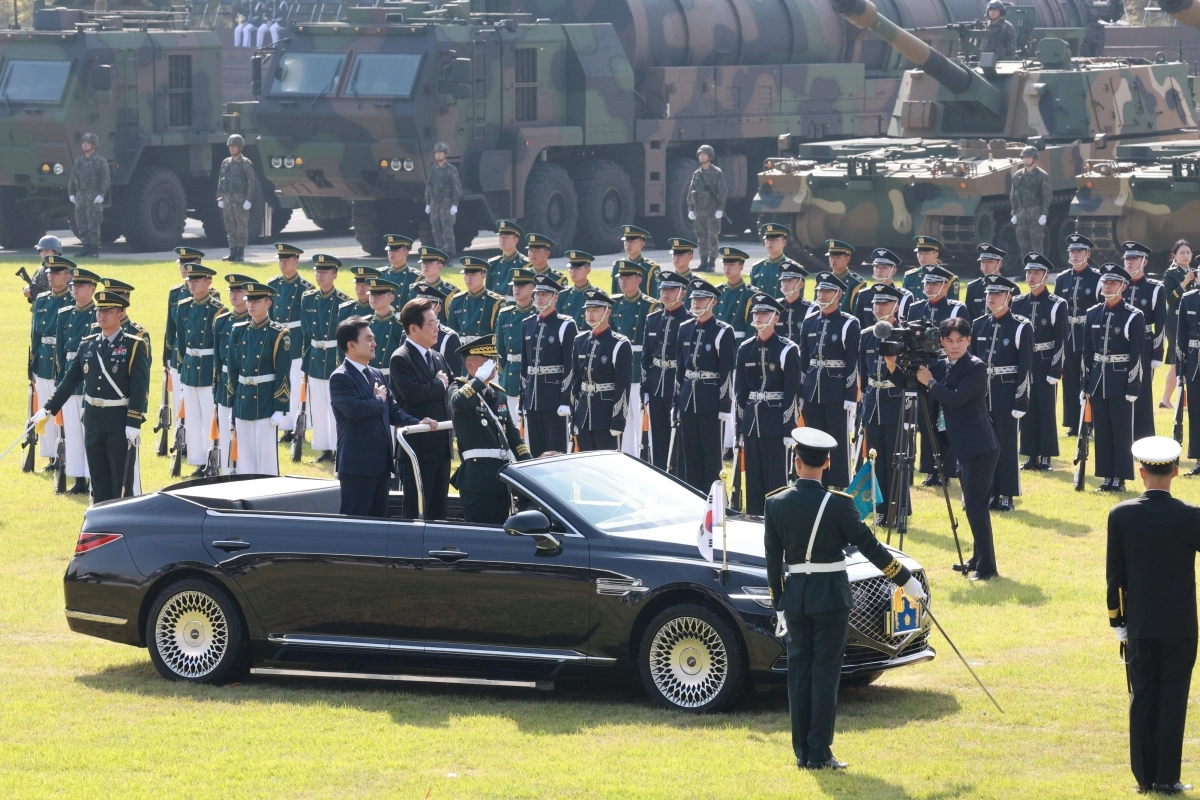 이재명 대통령이 1일 충남 계룡대 대연병장에서 열린 건군 77주년 국군의 날 기념행사에서 열병차량에 탑승해 사열하고 있다. 2025.10.1 연합뉴스
