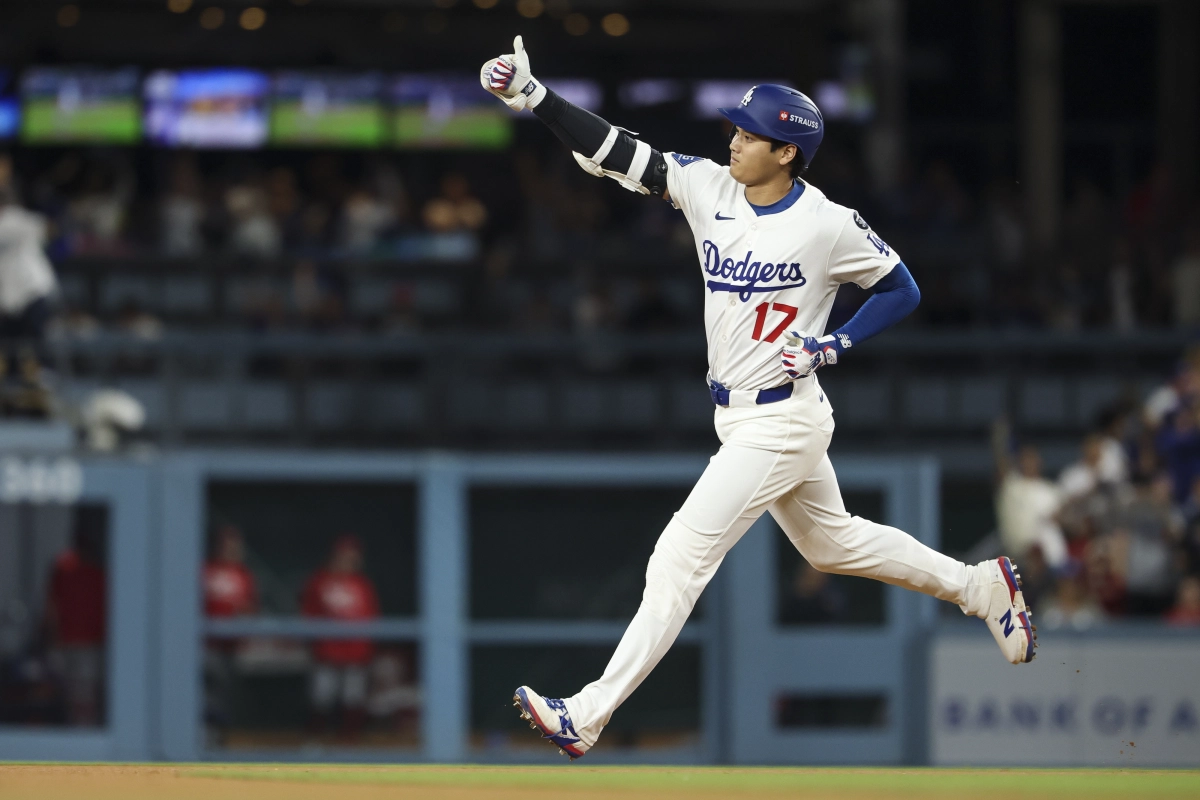 오타니 쇼헤이가 1일(한국시간) 미국 캘리포니아주 LA 다저 스타디움에서 열린 2025 MLB 내셔널리그 와일드카드 시리즈 1차전에서 6회 2점 홈런을 때려낸 뒤 베이스를 돌며 엄지손가락을 치켜올려 환호하는 홈 팬들에게 화답하고 있다. LA EPA 연합뉴스