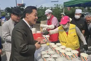 “바쁘더라도 끼니 거르지 마세요”···수원 이동노동자 밥차, 5년 만에 재개