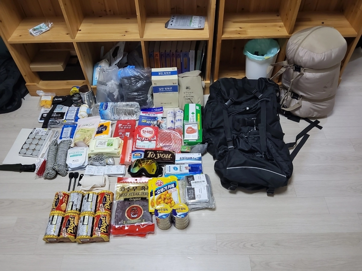 임모(25)씨가 테러 등 비상 상황 발생 시 대피할 때 챙기기 위해 꾸려놓은 ‘생존 가방’의 내용물. 임씨 제공