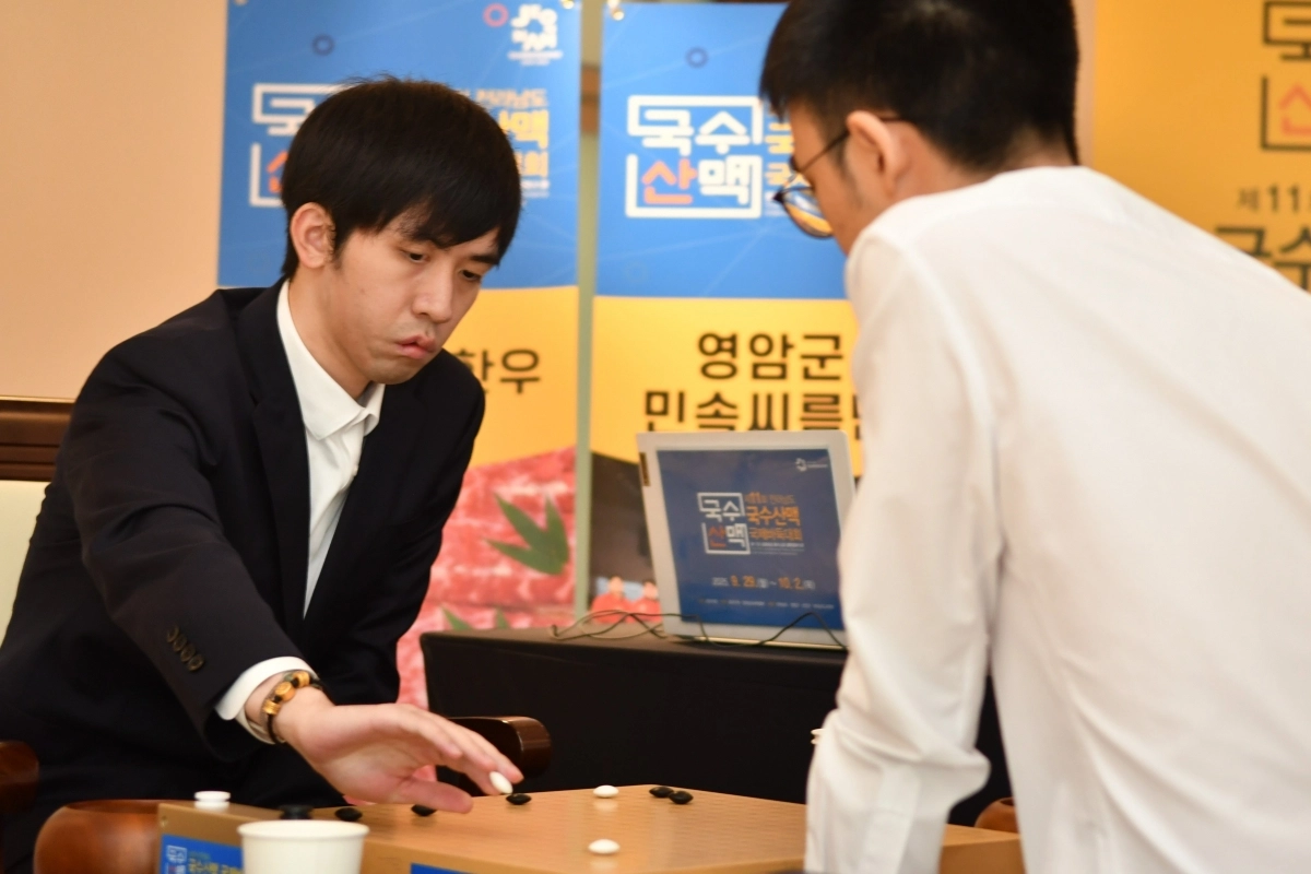 왕싱하오(왼쪽) 9단. 한국기원 제공