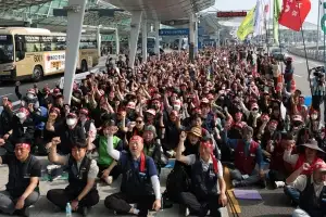 연휴 코앞 ‘무기한 총파업’ 들어간 공항 노조