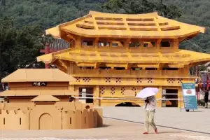 [포토] 종이 상자로 만든 수원화성 팔달문