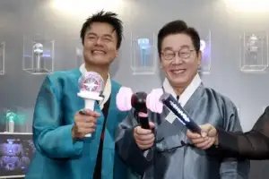 [포토] 응원봉 든 李대통령-박진영